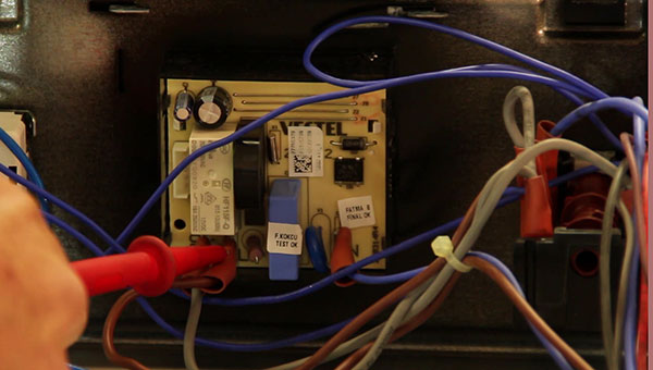 Vérifier les connexions électriques de la pendule du four