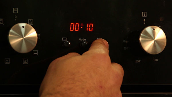 Réglage de l'heure sur la pendule du four