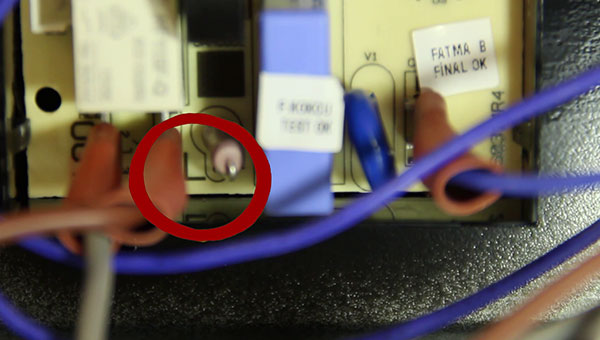 Cosse correspondant à la phase Line de la pendule du four