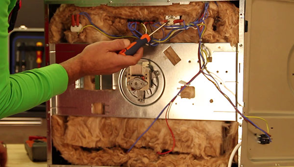 Repérer le thermostat de sécurité du four