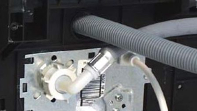 Comment installer ou remplacer un tuyau d’arrivée d’eau sur un lave-vaisselle ?