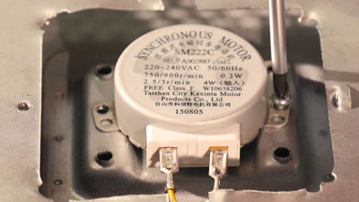 Comment changer le moteur du plateau sur un micro-ondes ?