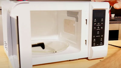 Comment changer la plaque mica d’un micro-ondes ?