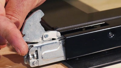 Comment changer la charnière de porte d’un four ?