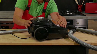 Comment nettoyer un aspirateur de fond en comble ?