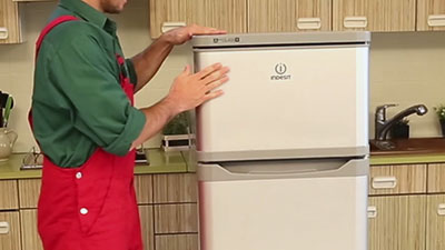 Comment changer la porte du freezer dans un frigo ?